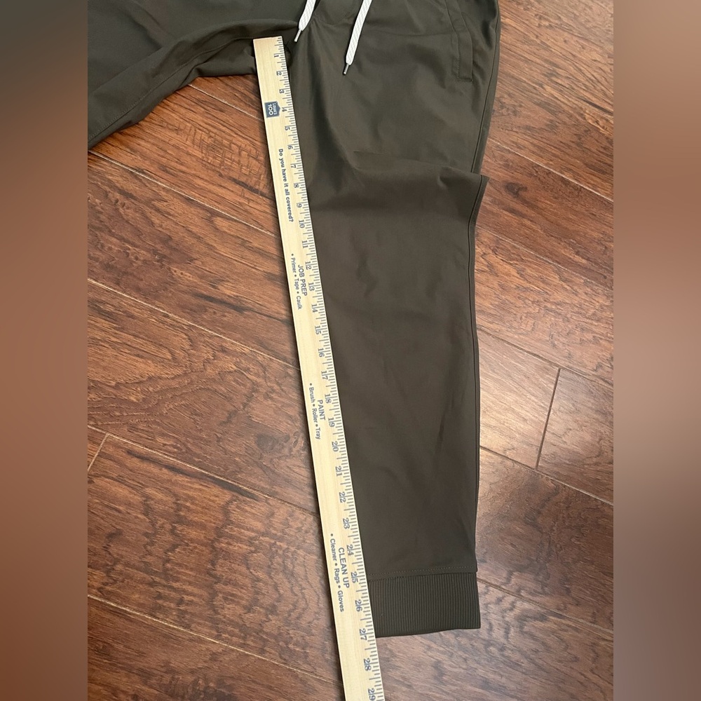 Vuori Meta Elastic Waist Pants Men’s Size Medium Performance Army Green EUC - Picture 6 of 6